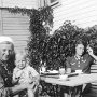 Mormor Hildur med Göran och dottern Magnhild.